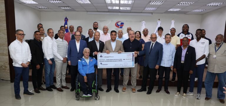 Ministro Kelvin Cruz entrega 250 millones más para preparar atletas de Juegos Centroamericanos y del Caribe.