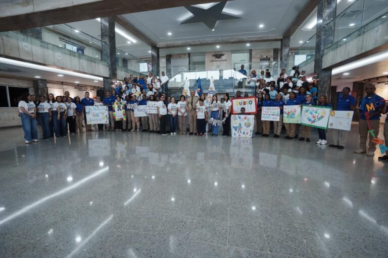 Fuerzas Armadas promueven la inclusión y sensibilización sobre el autismo con la caminata “Un Paseo Azul”