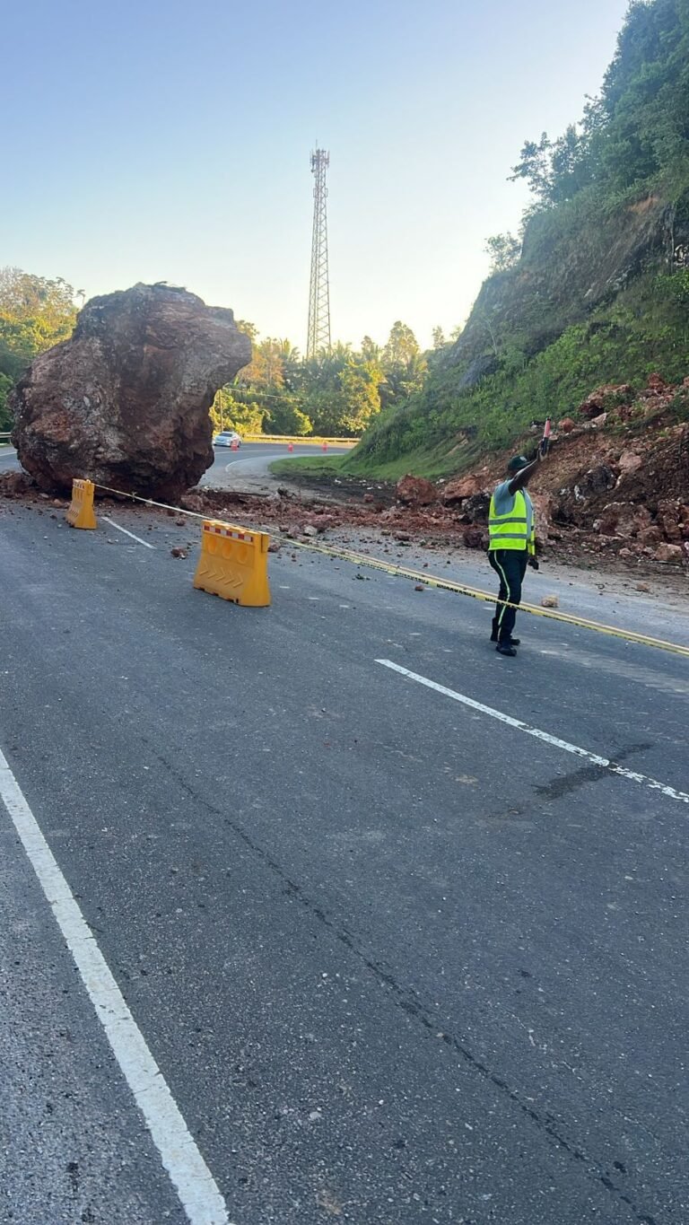 DIGESETT informa sobre desprendimiento de roca en la Autopista del Nordeste