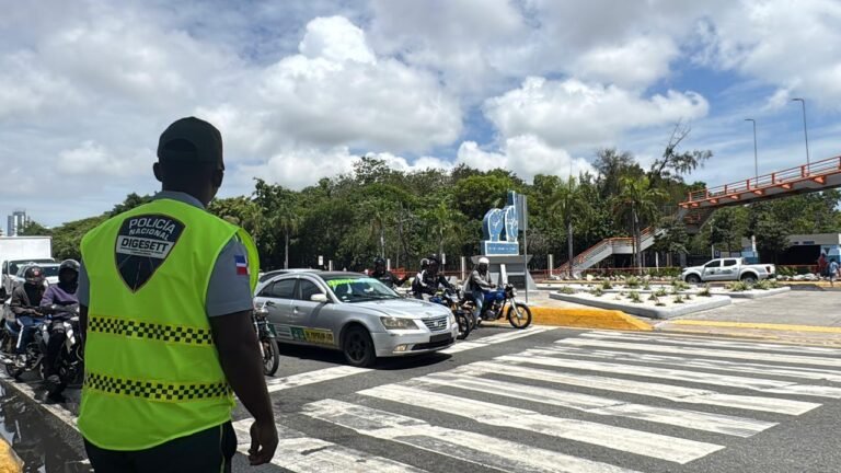 DIGESETT implementa ubicación de agentes en las cuatro esquinas de intersecciones para fortalecer la seguridad vial