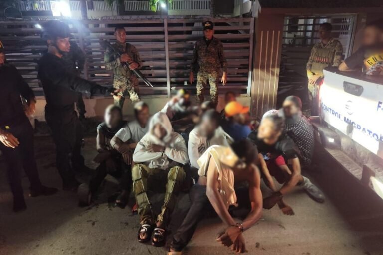 En San Juan tras labores de inteligencia migratoria detienen a 2 dominicanos por traficar a 10 extranjeros indocumentados a bordo de una jeepeta