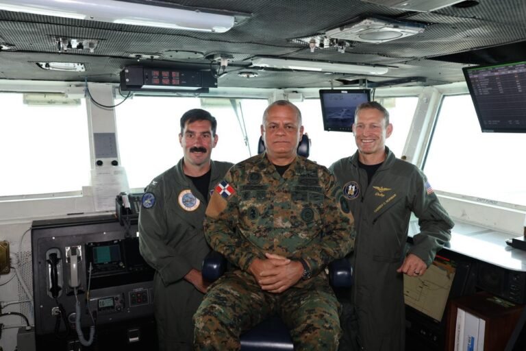 Altas autoridades dominicanas visitan el portaaviones USS Nimitz en una muestra del fortalecimiento de la cooperación entre República Dominicana y Estados Unidos