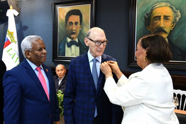 Ayuntamiento de La Vega declara Hijo Meritísimo al historiador Frank Moya Pons