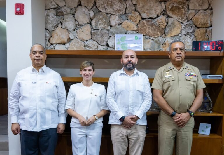 Muestran capacidades operativas y tecnológicas de Migración a autoridades de Costa Rica durante recorrido por el Aeropuerto de Punta Cana
