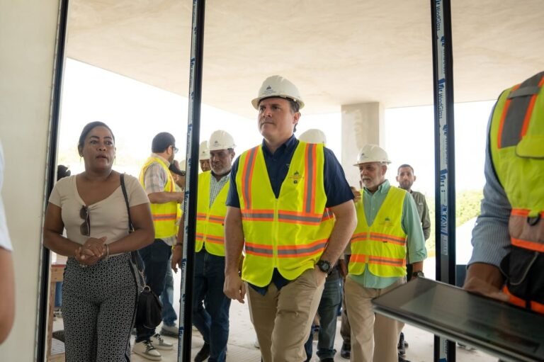 Iniciamos la agenda de este sábado supervisando los avances en la construcción del Hospital Municipal de Nisibón, en La Altagracia, una obra que ampliará el acceso a servicios de salud para la comunidad, los turistas y los residentes de las zonas aledañas