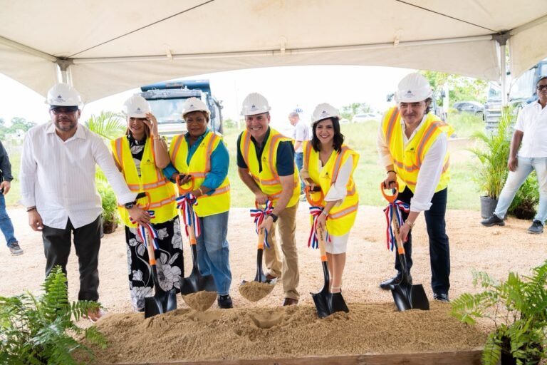 Ministro Jean Luis Rodríguez da primer palazo para la construcción del Residencial Las Acacias III en SDE